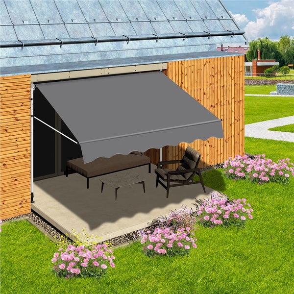 Graue Gelenkarmmarkise über einer Terrasse mit Gartenmöbeln