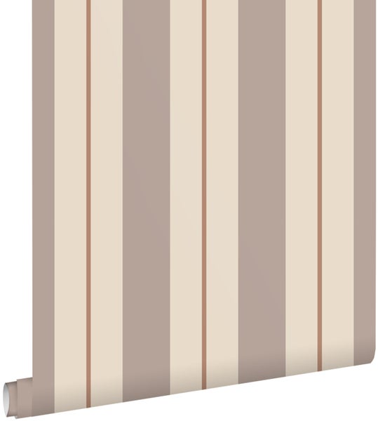 Gestreifte Vliestapete mit vertikalen Bahnen in verschiedenen Breiten und Beigetönen.