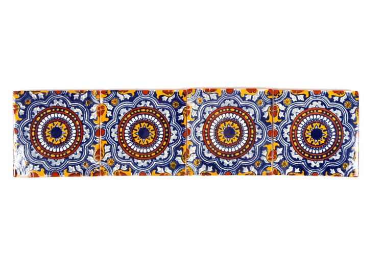 Vier dekorative Fliesen mit floralem Muster