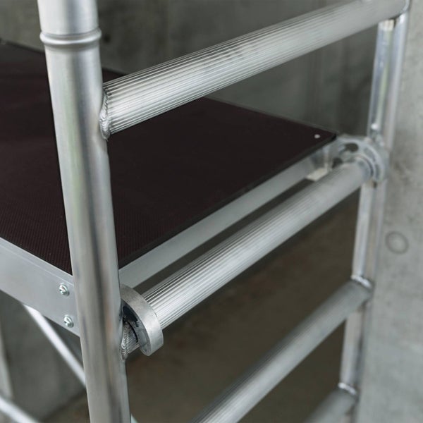 Detailansicht eines Aluminium-Rollgerüsts mit einer Arbeitsplattform.
