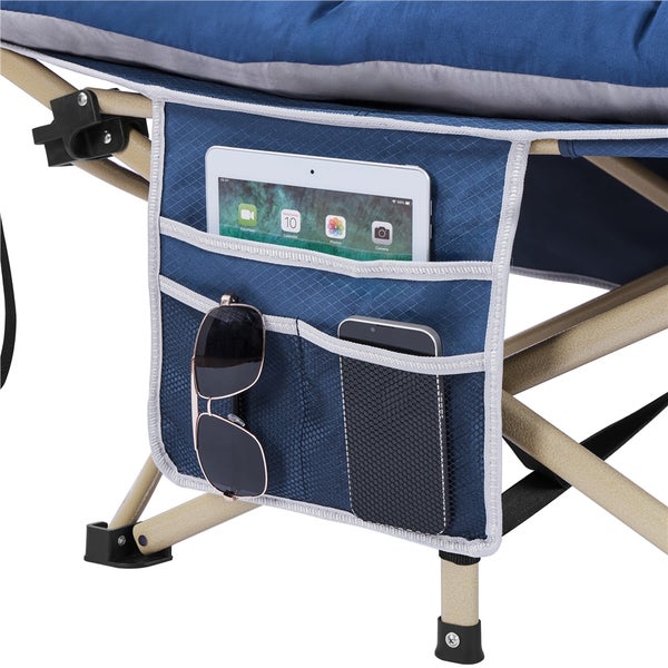 Detailansicht einer Campingliege mit Seitentasche mit Tablet, Smartphone und Sonnenbrille