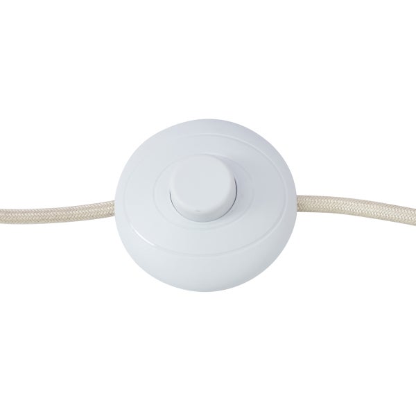 Weißer runder Fußschalter an beigem Textilkabel für Stehlampen.