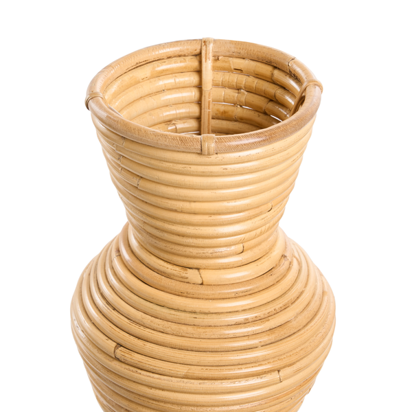 Dekovase aus Rattan mit gewickelter Struktur.