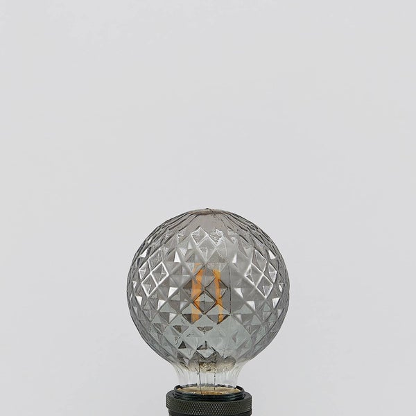 Dekorative LED-Globelampe mit rauchgrauem Glas und Rautenmuster, sichtbare LED-Filamente.
