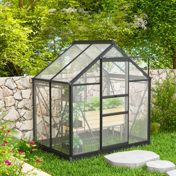 Gewächshaus mit dunklem Rahmen im Regen mit Detailansicht der integrierten Regenrinne zur Wasserableitung im Garten.