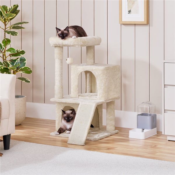 Katzenkratzbaum mit zwei Katzen in einem Wohnraum.