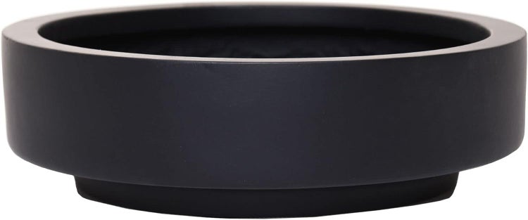Flache, runde Pflanzschale aus Kunststoff in Schwarz.
