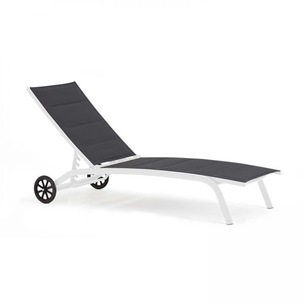Sonnenliege mit verstellbarer Rückenlehne, weißem Aluminiumgestell, dunkelgrauem Textilbezug und Rollen.