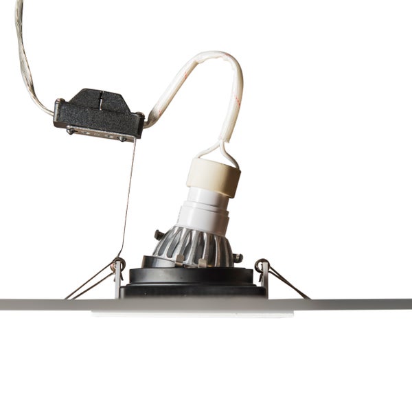 Rückansicht einer LED-Einbauleuchte mit Leuchtmittel, Fassung, Verkabelung und Befestigungsfedern.