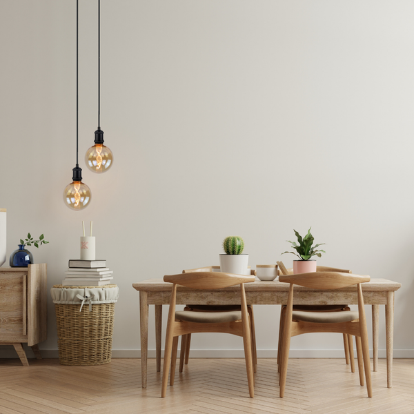 Esszimmer mit Holztisch, Stühlen und Pendelleuchten