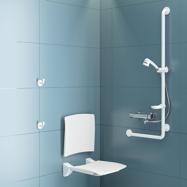 Barrierefreie Dusche mit weißem klappbarem Duschsitz, weißem L-Haltegriff und Brausegarnitur an einer gefliesten Wand.