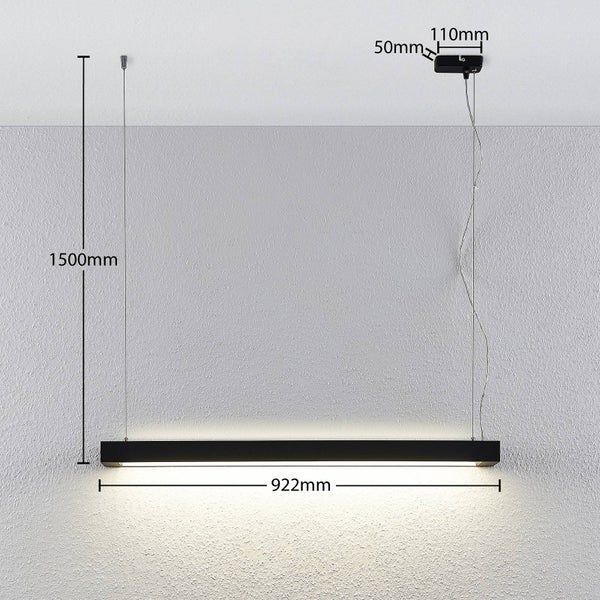 Schwarze LED Pendelleuchte in Balkenform: Länge 922 Millimeter, maximale Höhe 1500 Millimeter, Deckenbefestigung 110 mal 50 Millimeter.