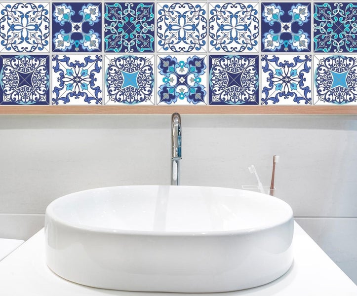 Badezimmerwaschbecken mit blauen und weißen Dekorfliesen