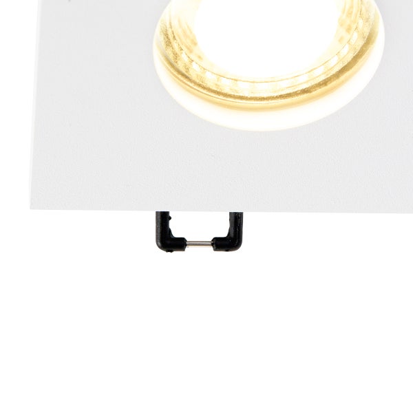 Detail eines quadratischen LED Einbaustrahlers in Weiß mit Haltefeder.