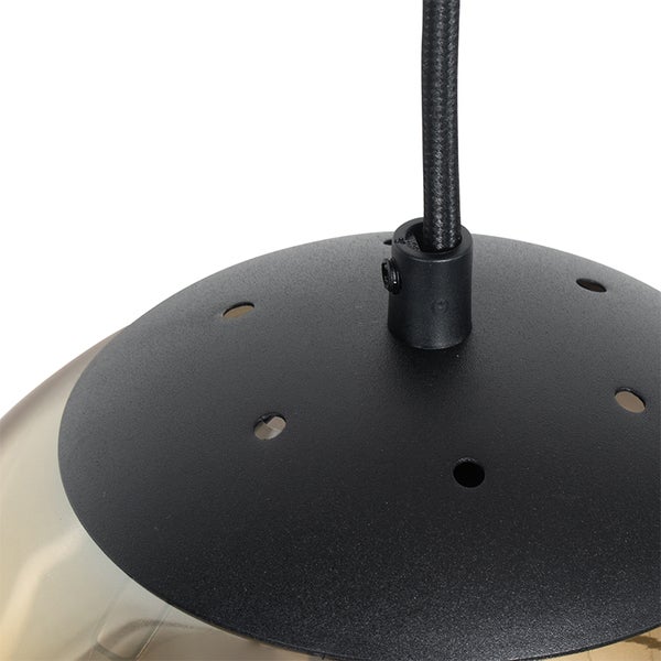 Detailaufnahme der Deckenbefestigung einer Pendelleuchte mit Textilkabel