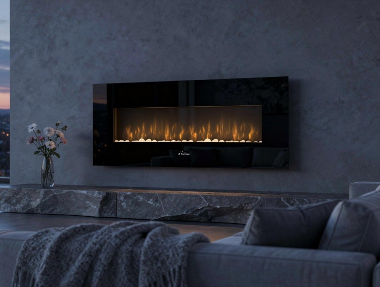 Wohnzimmer mit elektrischem Wandkamin, Couch und Dekoration