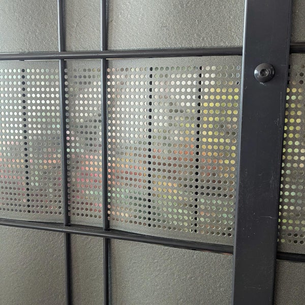 Detailansicht eines Lochblechs mit Rahmen