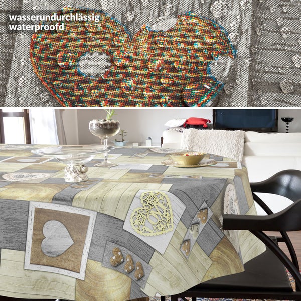 Wasserundurchlässige Tischdecke mit Herzmotiven in Holzoptik, Detailaufnahme zeigt Wassertropfen auf der Oberfläche.
