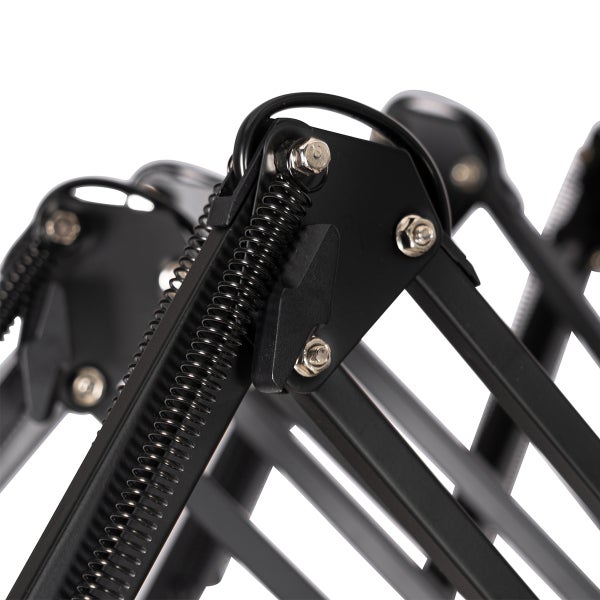 Detailansicht eines schwarzen Mikrofonarms mit Federmechanismus.