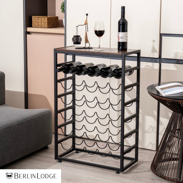 Modernes Weinregal aus schwarzem Metall mit Holzplatte in einem hellen, organisierten Wohnzimmer neben einem Sessel und Beistelltisch. Berlin Lodge Logo.