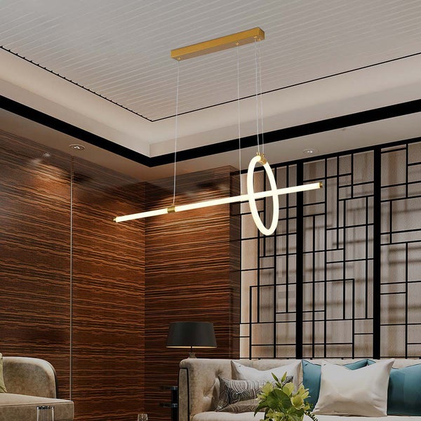 Moderne Pendelleuchte mit linearem und ringförmigem Design über einem Wohnbereich.