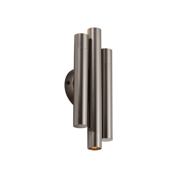 Moderne Wandleuchte aus Metall mit drei zylindrischen Elementen in einer versetzten Anordnung.