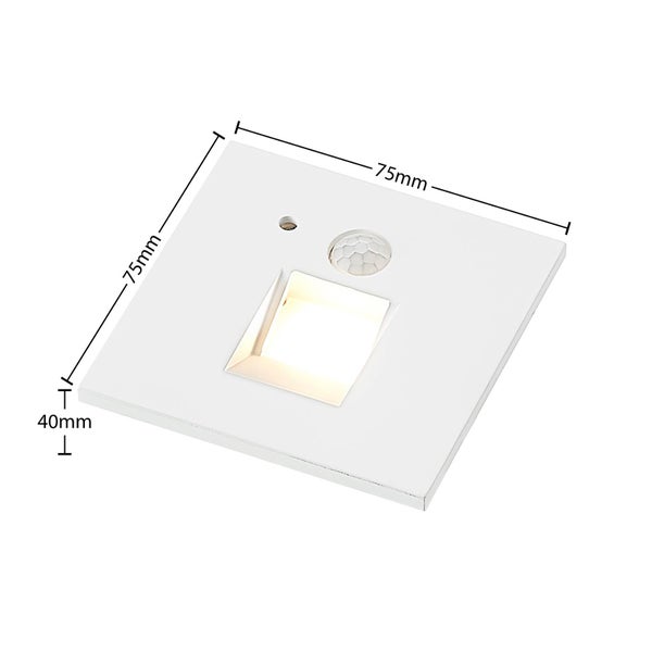 Quadratische LED Wandeinbauleuchte mit Bewegungsmelder, Maße 75 Millimeter mal 75 Millimeter und 40 Millimeter Tiefe.