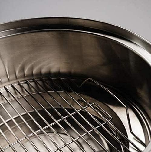 Nahaufnahme eines Grillrosts aus Edelstahl in einer runden Feuerschale oder einem Grill.