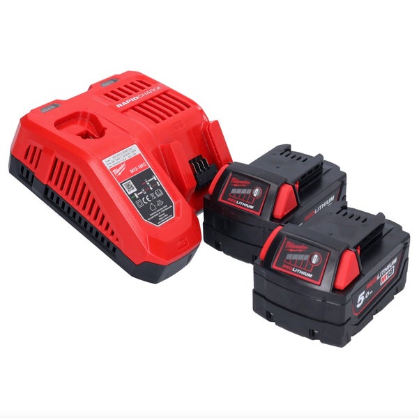 Milwaukee Energie-Set bestehend aus dem Schnellladegerät M12-18FC und zwei 18 Volt RedLithium M18 Akkus.