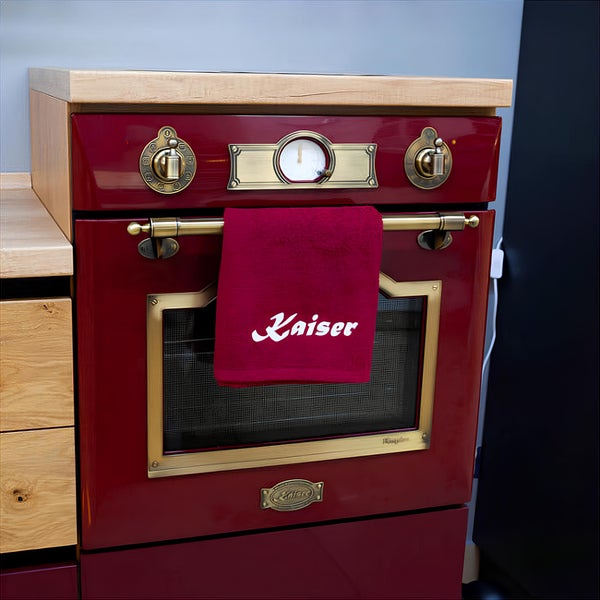 Einbau Backofen im Retro Design mit Kaiser Logo und Handtuch in einer Landhausküche mit Holzarbeitsplatte