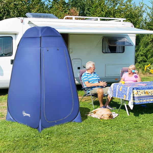 Blaues Pop-up-Duschzelt von Outsunny neben einem Wohnmobil auf einer Wiese mit einem sitzenden Paar und Hund.