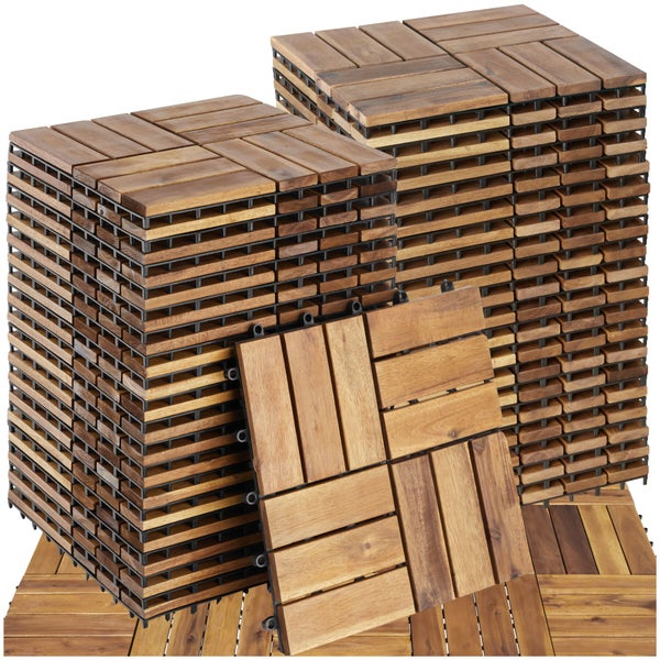 Stapel aus quadratischen Holzfliesen aus Akazienholz mit Kunststoffunterkonstruktion für Terrassen und Balkone