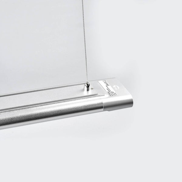 Detailansicht einer silbernen LED-Lichtleiste aus Aluminium mit Seilaufhängung und technischem Typenschild.