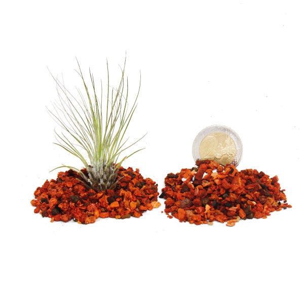 Frau schleift Holzrahmen mit Schleifgerät