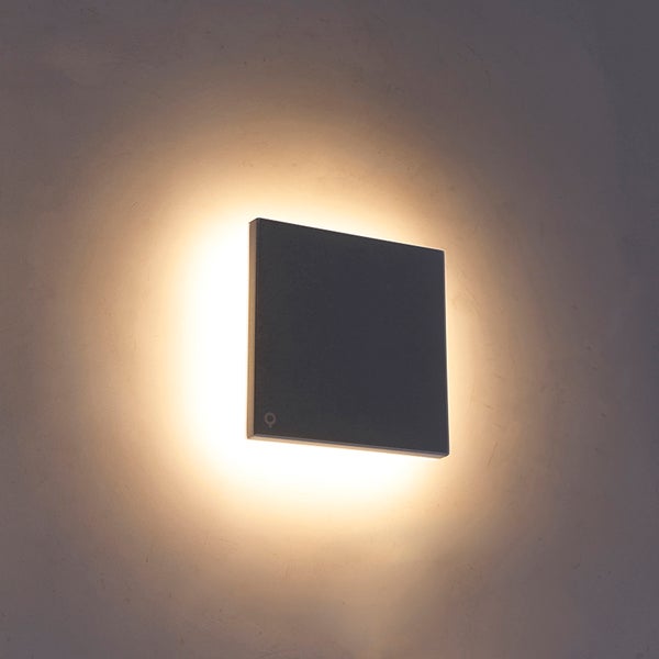 Quadratische LED-Außenwandleuchte für indirektes Licht in Anthrazit.