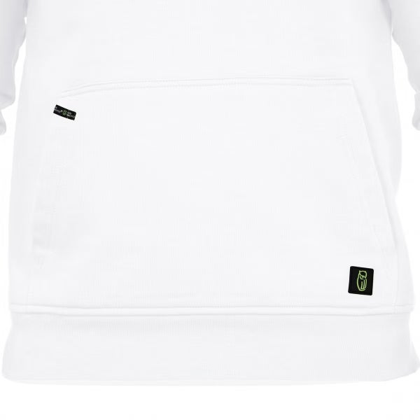 Detailansicht der Kängurutasche an einem weißen Kapuzenpullover mit kleinen Logo-Patches.