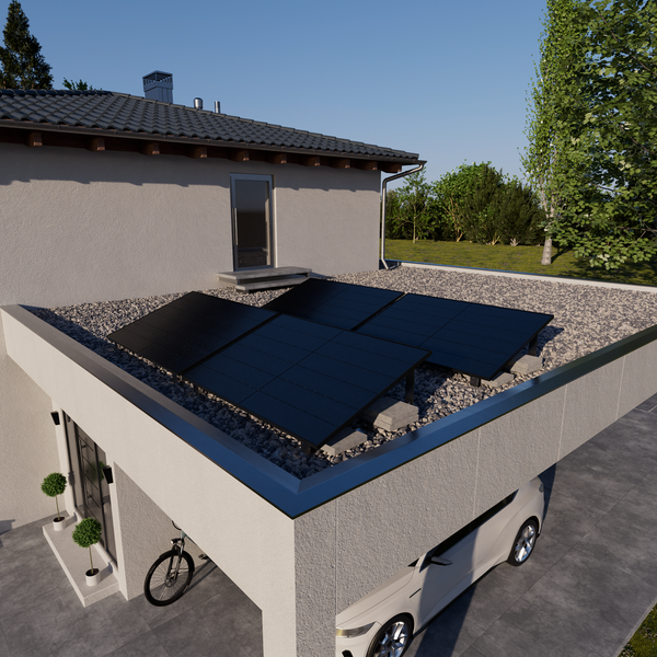 Vier Solarmodule auf dem flachen Kiesdach einer Garage neben einem modernen Wohnhaus.