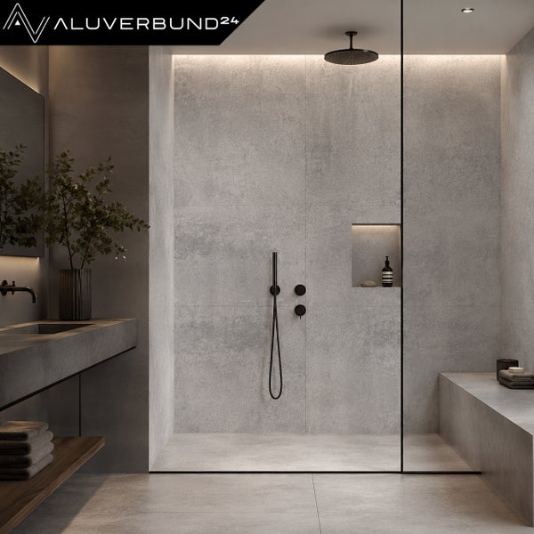 Modernes Badezimmer mit begehbarer Dusche aus Aluverbund Platten, integrierter Nische und schwarzer Regendusche, stilvolles minimalistisches Design.
