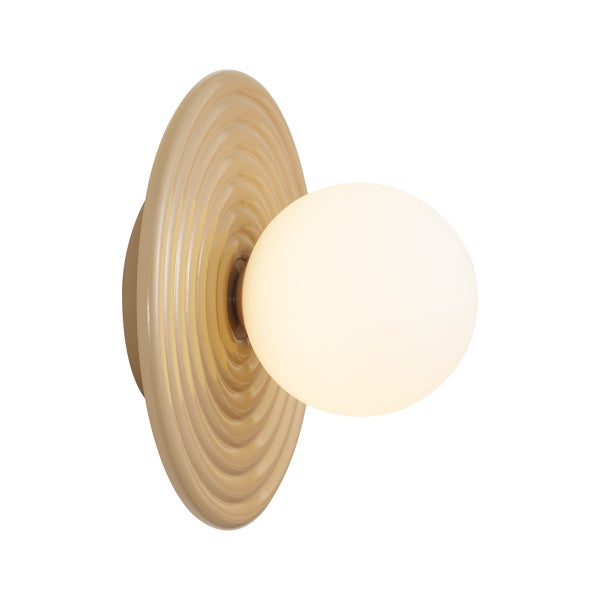 Moderne Wandleuchte mit rundem, konzentrisch strukturiertem Wandteller und einer kugelförmigen Glaskugel als Leuchtmittel.