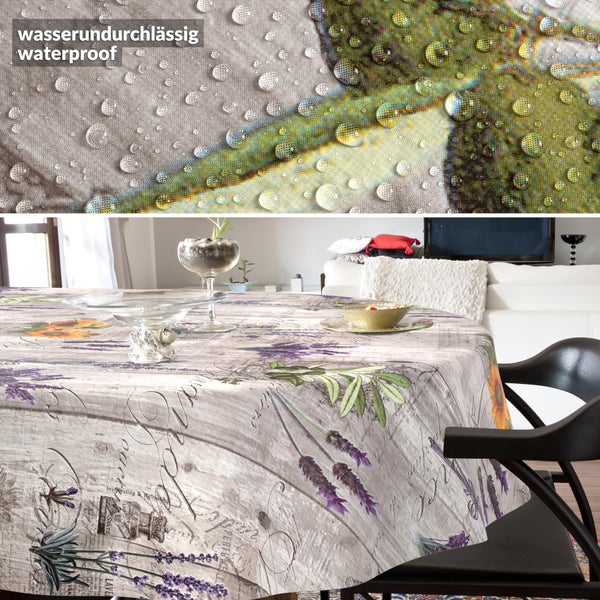 Wasserdichte Tischdecke mit Lavendel- und Sonnenblumenmuster in Holzoptik, Detail zeigt wasserundurchlässige Oberfläche mit Wassertropfen.