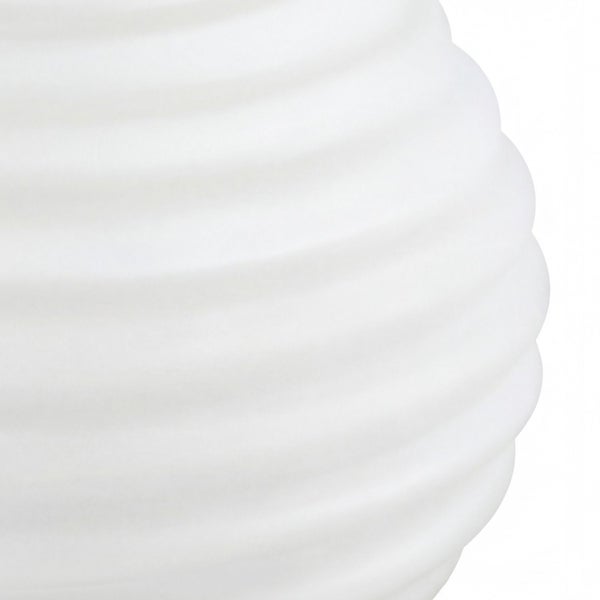 Detailansicht einer weißen strukturierten Oberfläche mit horizontalen Rillen.