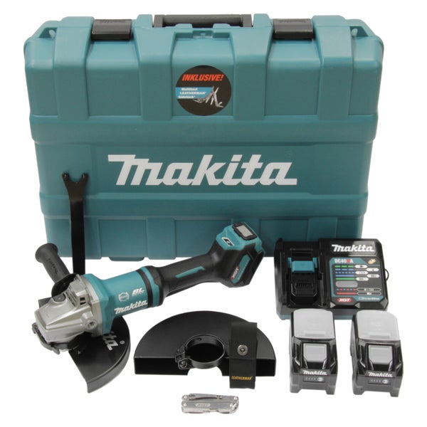 Makita Akku-Winkelschleifer Set mit Transportkoffer, zwei Akkus, Ladegerät, Schutzhaube, Seitengriff und Leatherman Multitool.