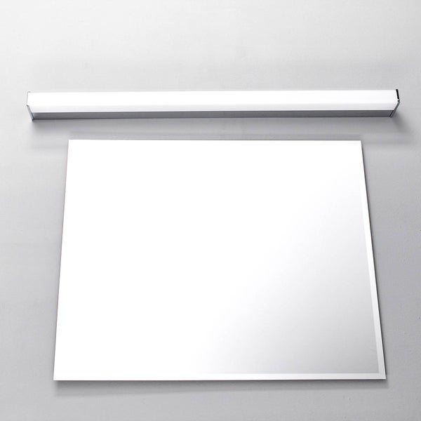 Rechteckiger Badezimmerspiegel mit einer LED-Leuchte oberhalb des Spiegels.