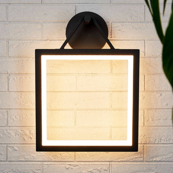 Moderne LED-Wandleuchte in Quadratform, schwarz, an einer Ziegelwand montiert.