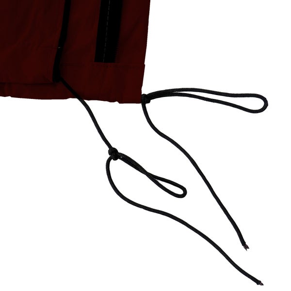 Detailaufnahme von Zugbändern an einem Kleidungsstück