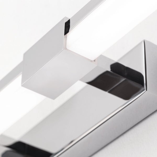 Moderne Wandleuchte mit verchromter Oberfläche und rechteckigem Leuchtkörper für die Innenbeleuchtung.