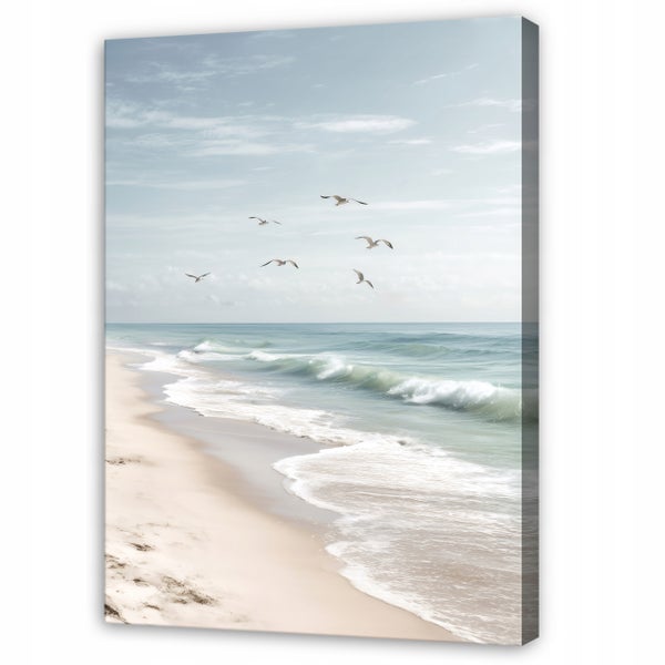 Wandbild mit Strandmotiv, Sandstrand am Meer mit fliegenden Möwen und sanften Wellen auf Leinwand im Hochformat