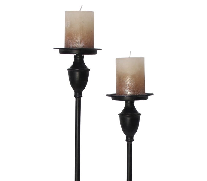 Zwei Kerzenständer mit Kerzen