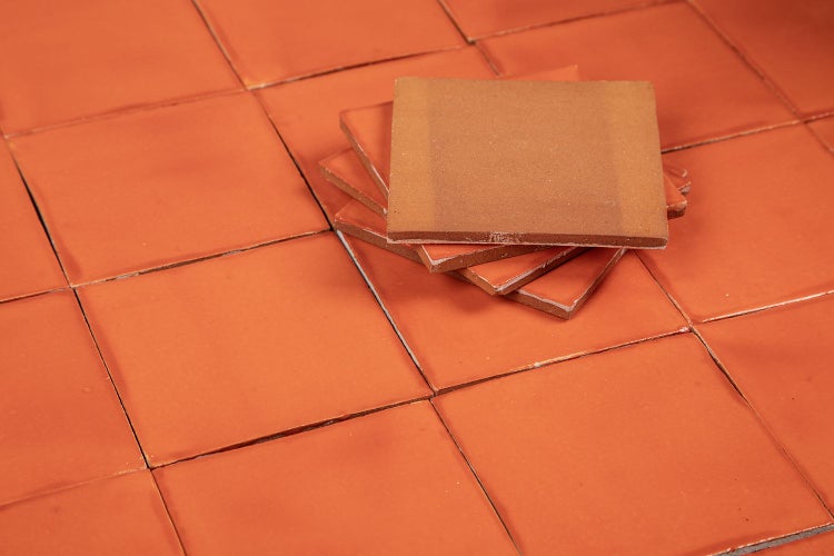 Quadratische Fliesen aus Terrakotta