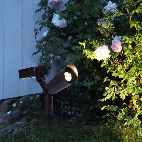 Zwei Solar LED-Gartenstrahler im Außenbereich